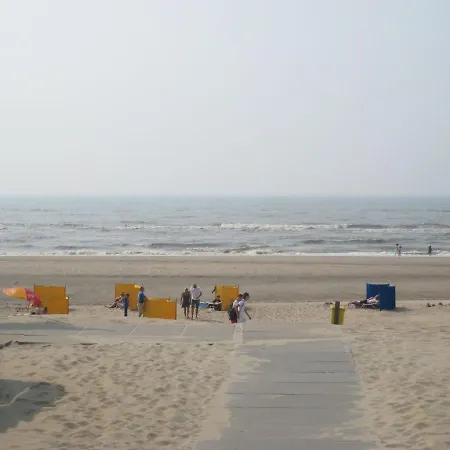Serene Holiday In Aan Zee With Terrace 펜션 *